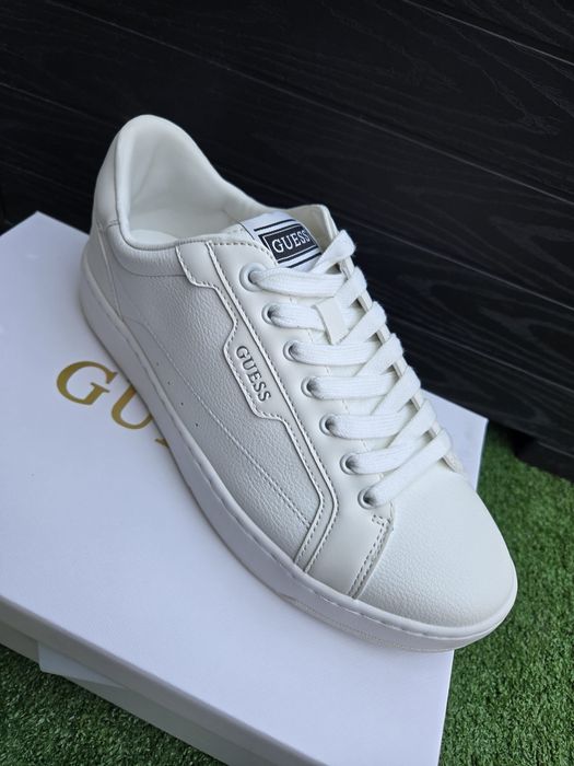 Adidași noi Guess
