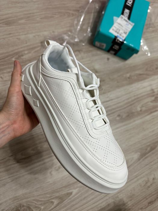 Продам новые кроссовки