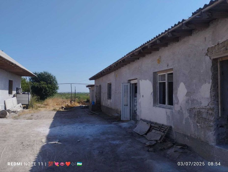 Yashash sharoiti bor (svet, gaz, suv) uchastka sotiladi.