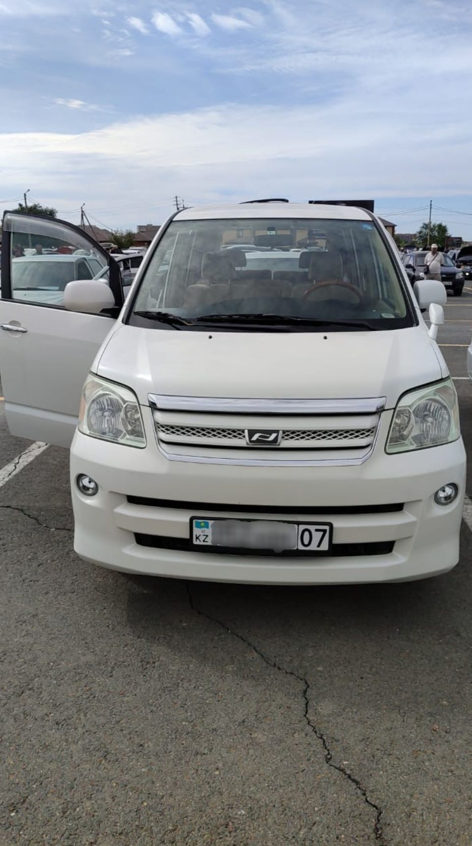 Продам Toyota Noah 2006 года, коробка автомат расстаможен в Казахстане