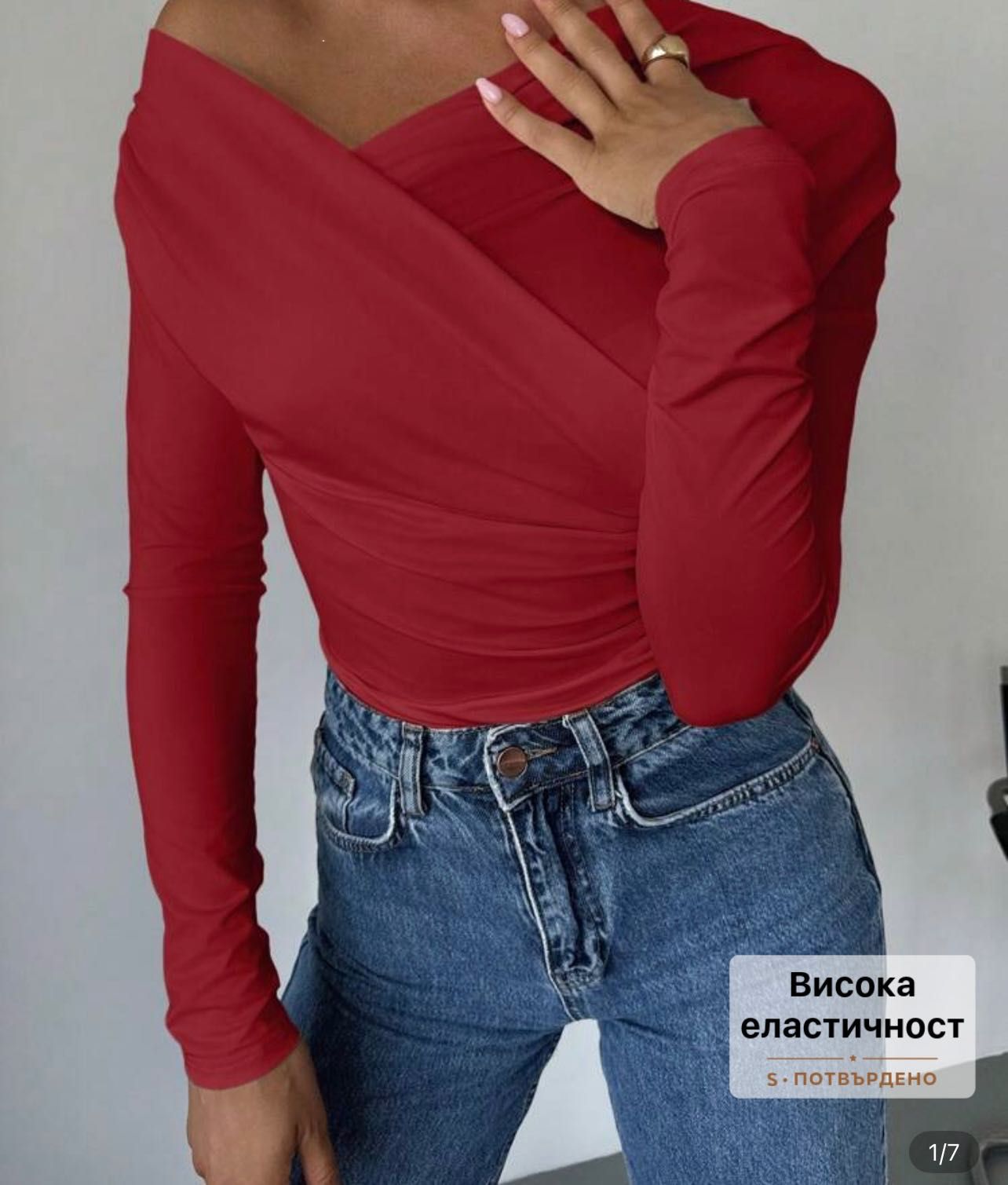 Червена блуза с асиметрично деколте