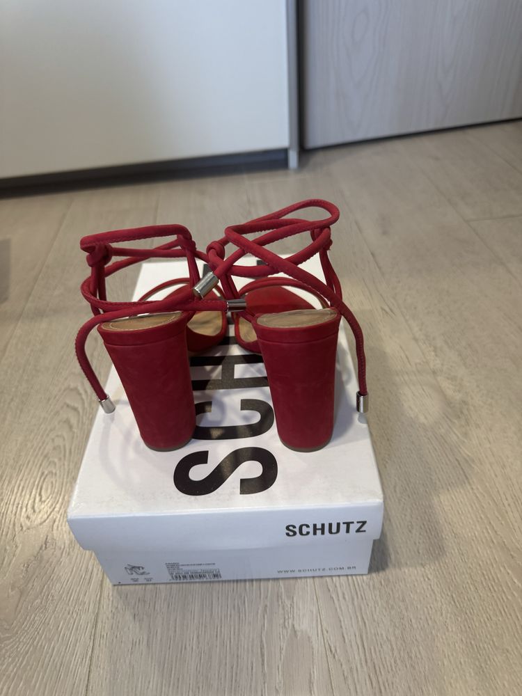 Сандали Schutz червени
