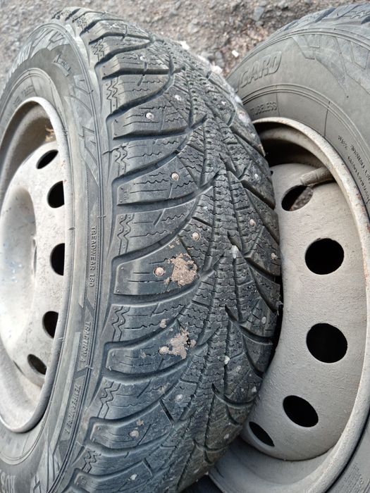Шины зимние на легковой автомобиль.