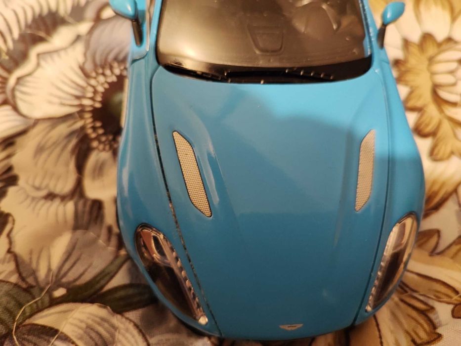 Vind o mica colectie de machete masini din metal(die-cast),noi