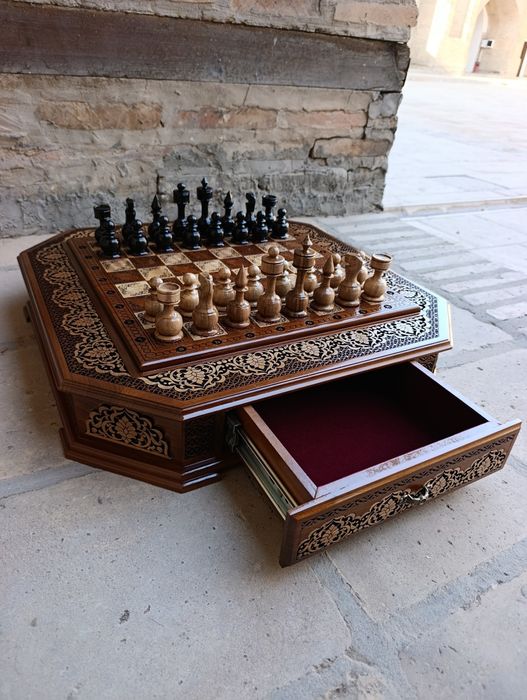 Shaxmat 50×50 sm yongʻoq daraxtidan yasalgan