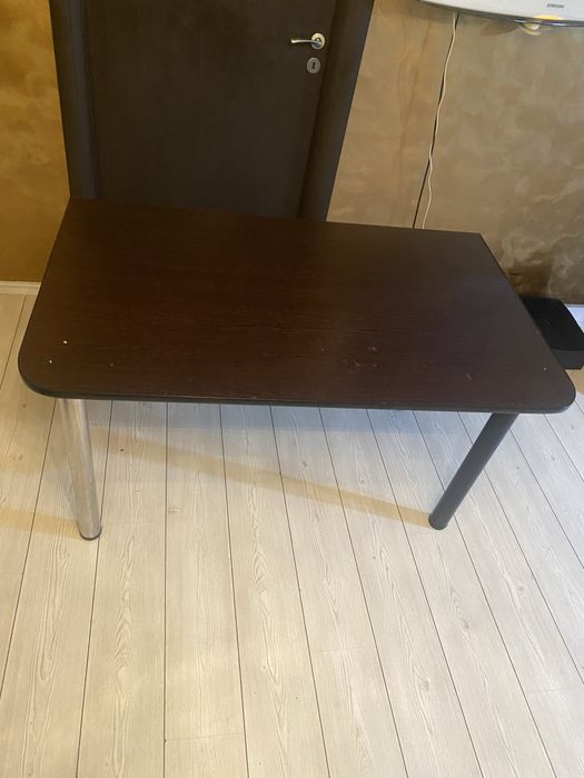 Masa de mdf,folosita,cu mici semne de uzura