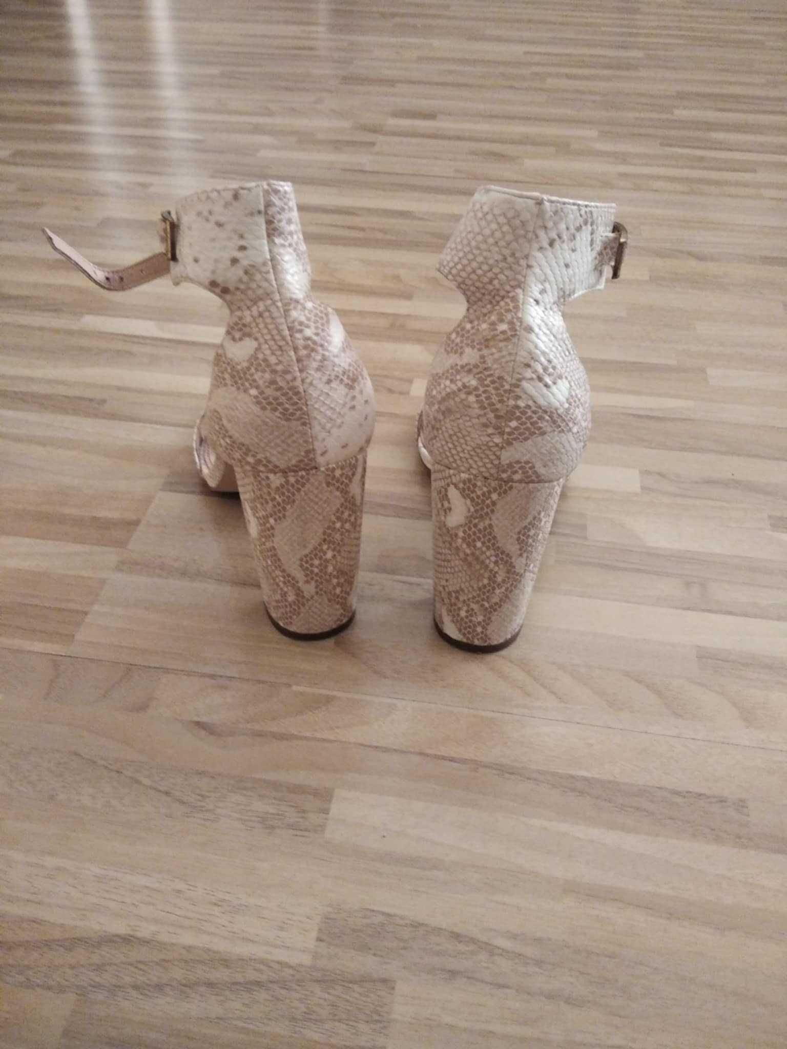 Дамски елегантни сандали.