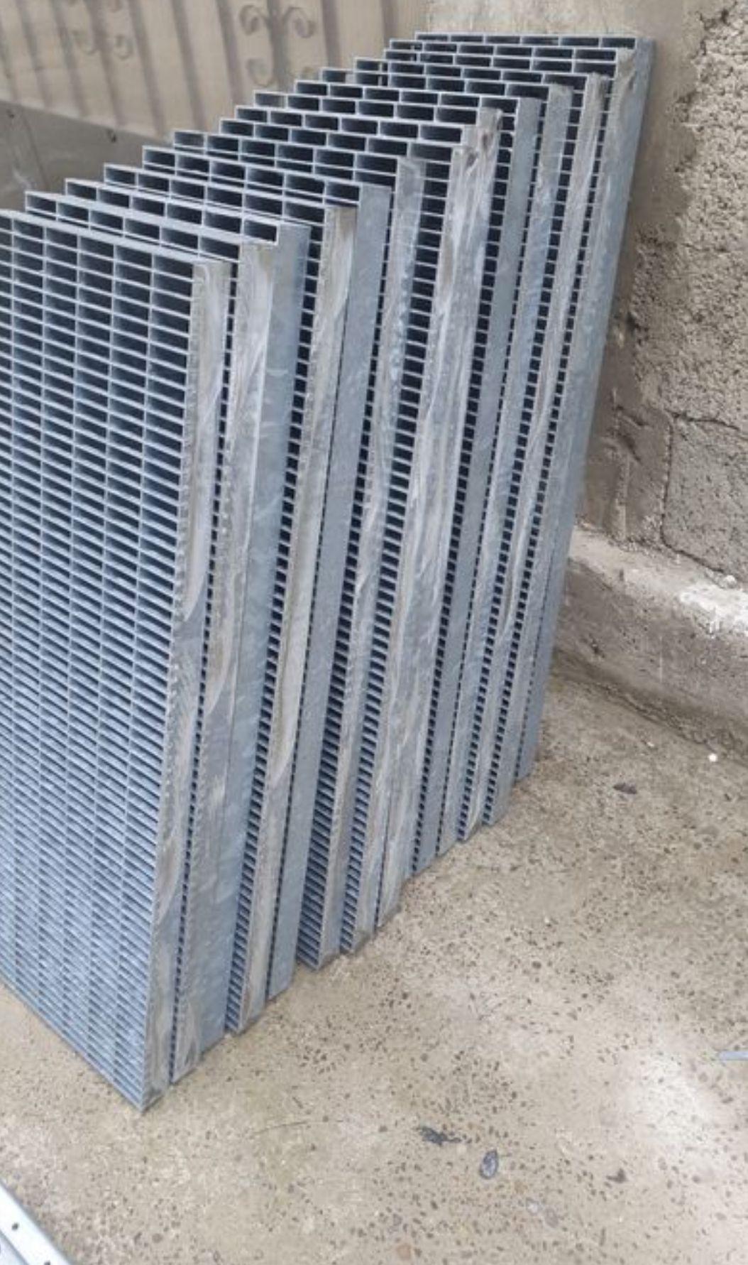 Vand gretare grilage zincate și trepte avem transport an toata tara