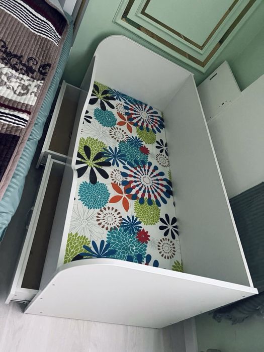 Детская кровать, с защитным бортиком