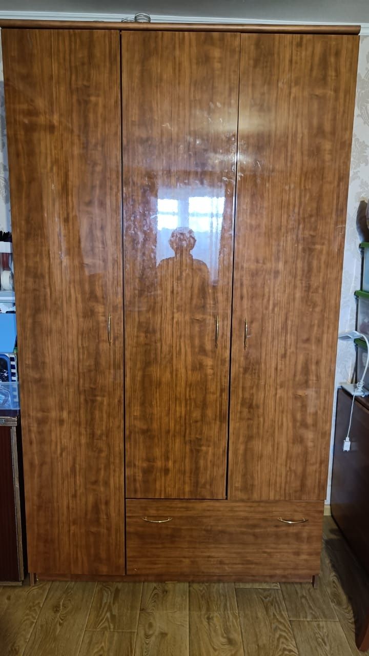 Трехдверный шкаф