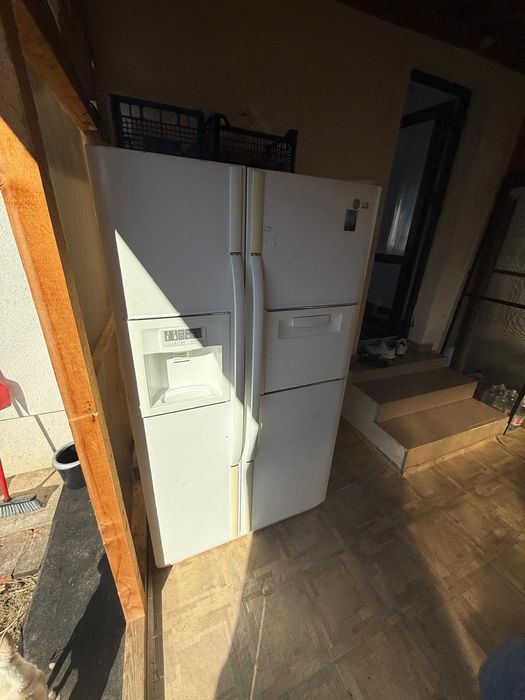 Frigider side by side LG