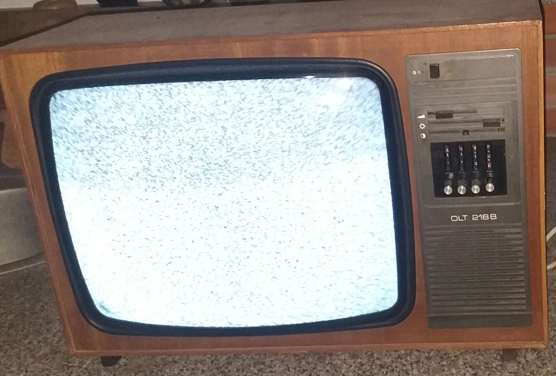 Televizor vechi alb-negru funcțional marca OLT 218 B