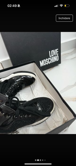 Tenisi Moschino , vine cu cutie