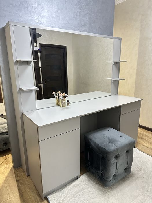 Туалетный стол с большим зеркалом и пуфом