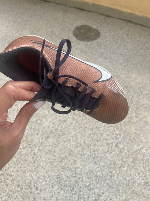 Nike маратонки за футбол