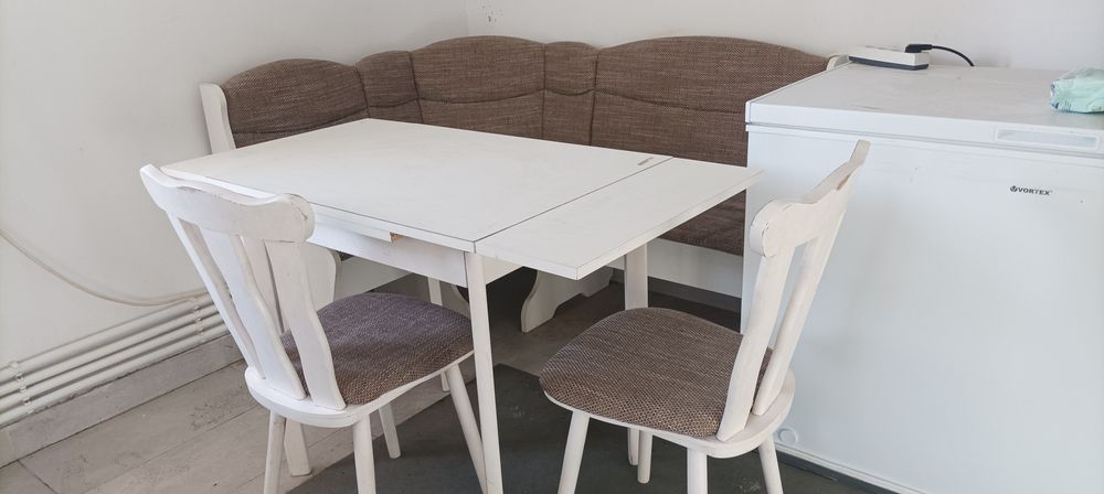 Vând colțar și masa de bucatarie