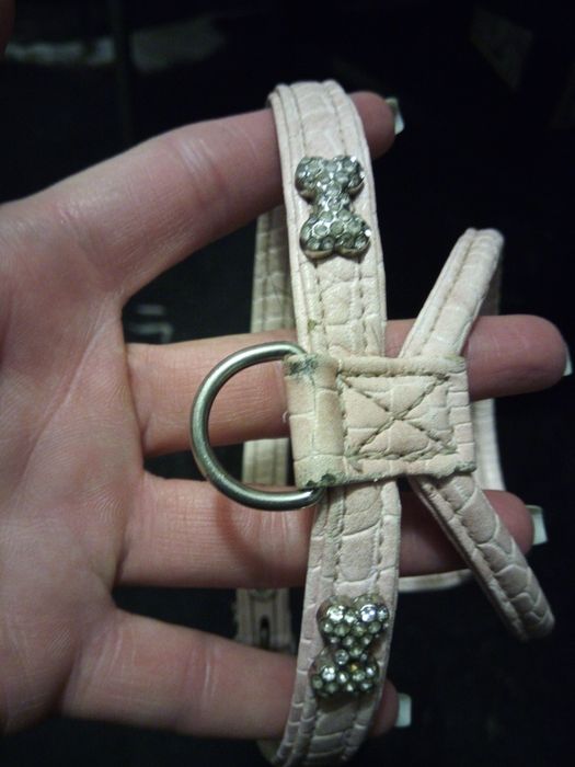 нежен бледорозов нагръдник с камъчета