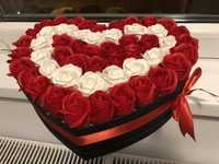 Cadou 8 martie cutie informa de inima cu trandafiri de sapun
