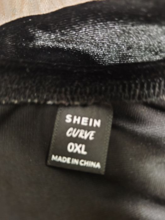 Рокля ХЛ, с бляскава мрежа с отворени рамене