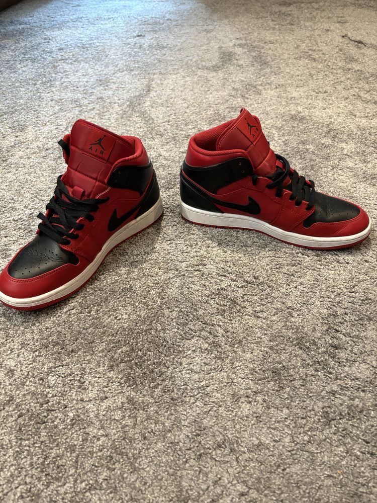 Nike Air Jordan 1 mid обувки