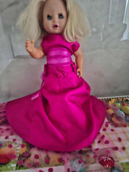Papusa blonda 45 cm imbracata în rochie roz