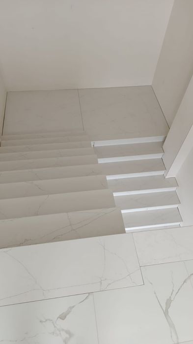 De închiriat 3 spații de 200m2 și hala de 450m2