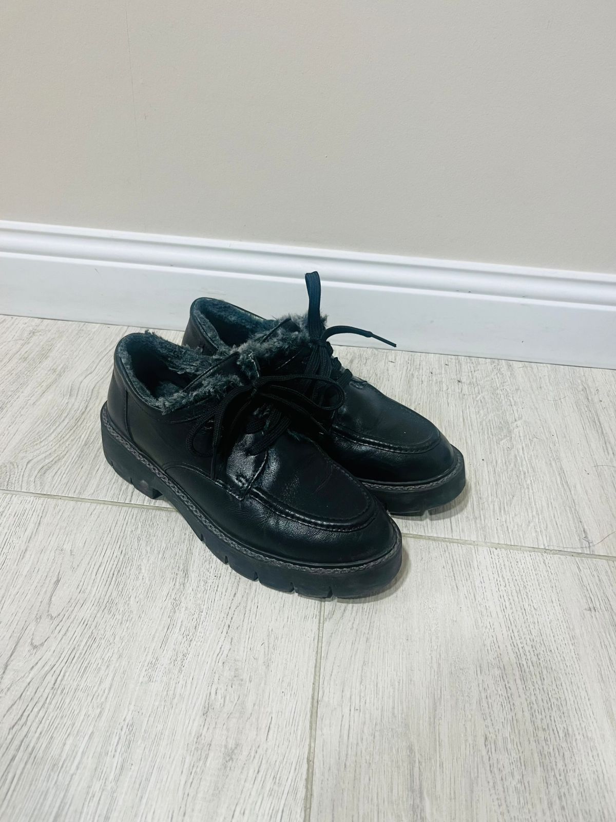 Продам зимние ботинки Caprice