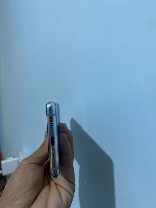 Samsung s21 ultra 
256/12+8
Xolati chotkiy ishlashi umuman aybi yu
Obm