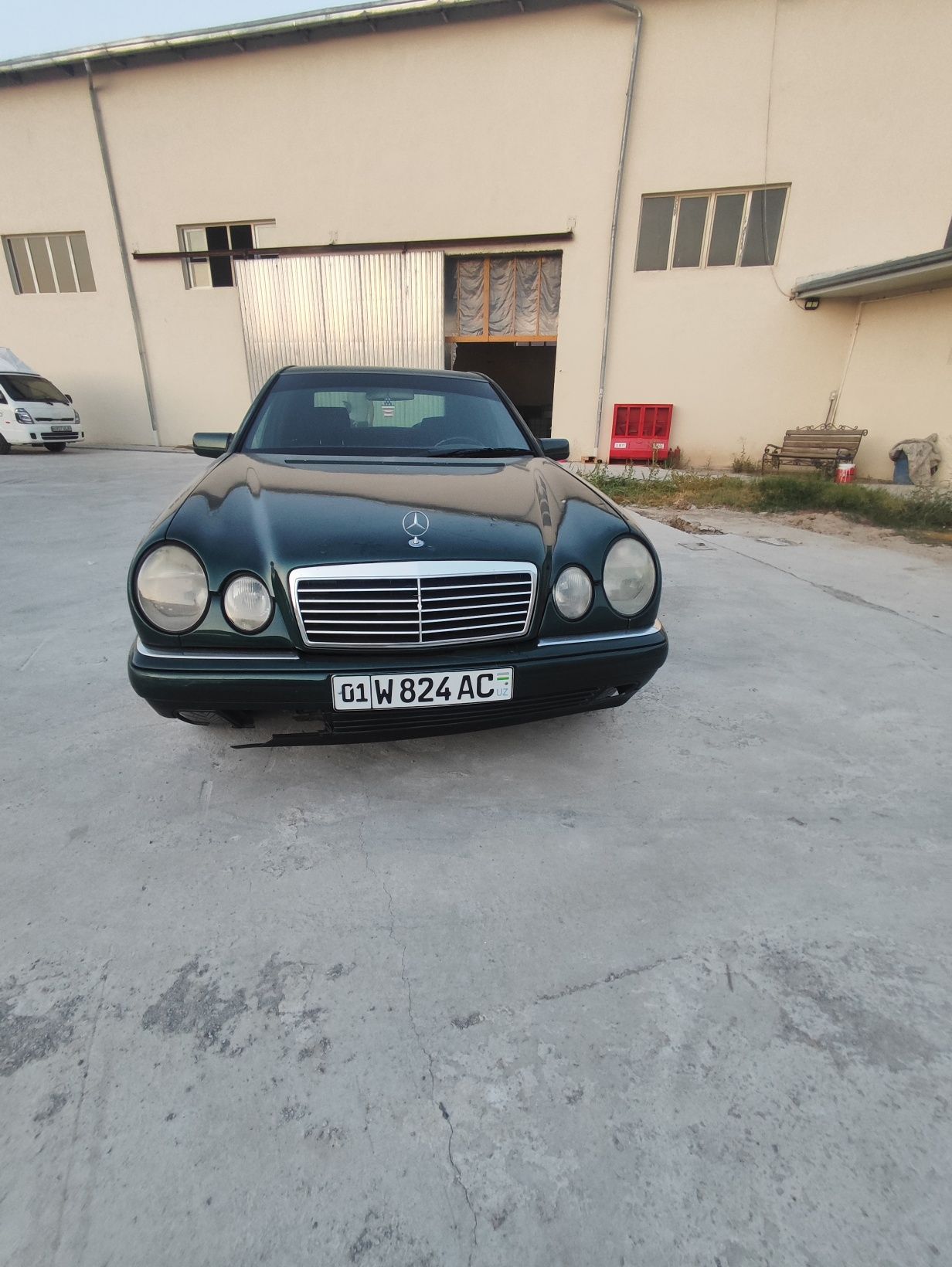 Mercedes 210 3.2 mator.  Srochna