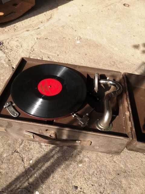 Стар грамофон с манивела и плоча