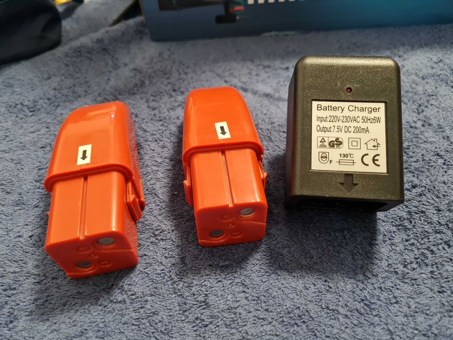 2 accumulatori 7.4 V si incarcator