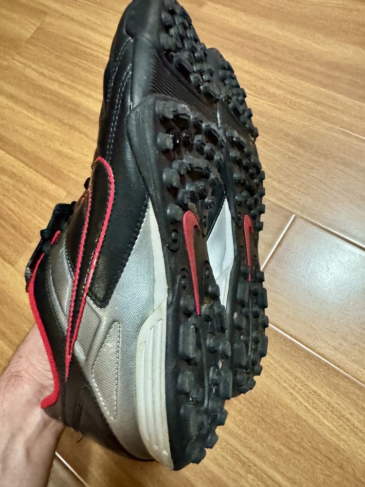 Pantofi sport NIKE fotbal. Marimea 44. Impecabili.