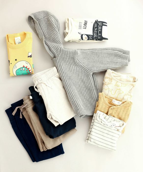 Лот от различни дрешки за детенце.