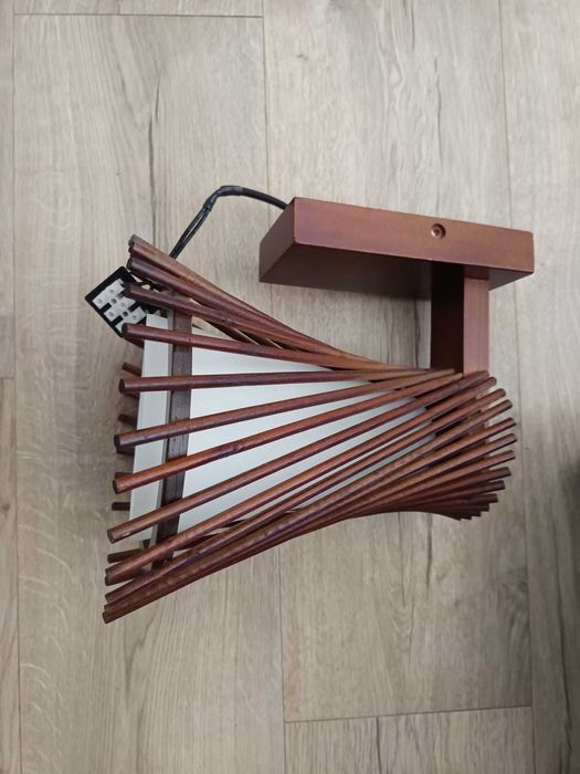 Vand lustra, aplice de perete si 2 de tavan in stare foarte buna.