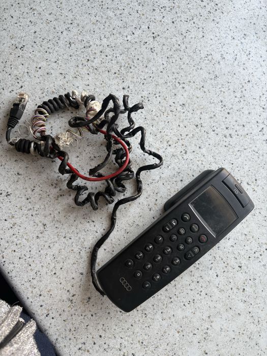 Телефон на Ауди.