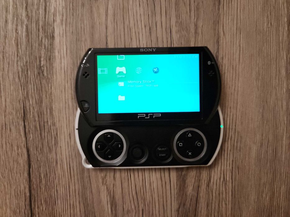 PlayStation Portabil (PSP) Go (N1001) - ca nou, modat, cu card de 8GB