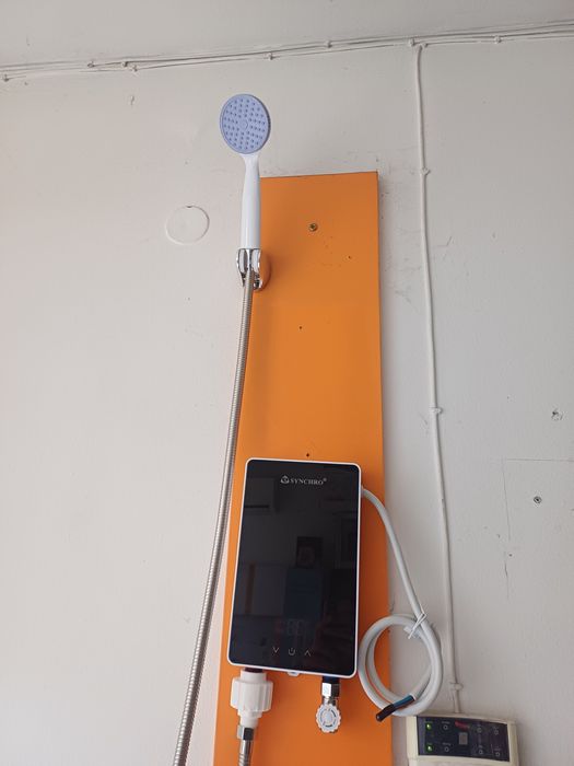 Електрически водонагревател - проточен бойлер с душ за баня кухня