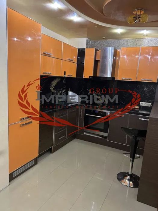 Дава се под наем Тристаен апартамент в Варна, Автогара - 115 кв.м за 714 € - Снимка #1