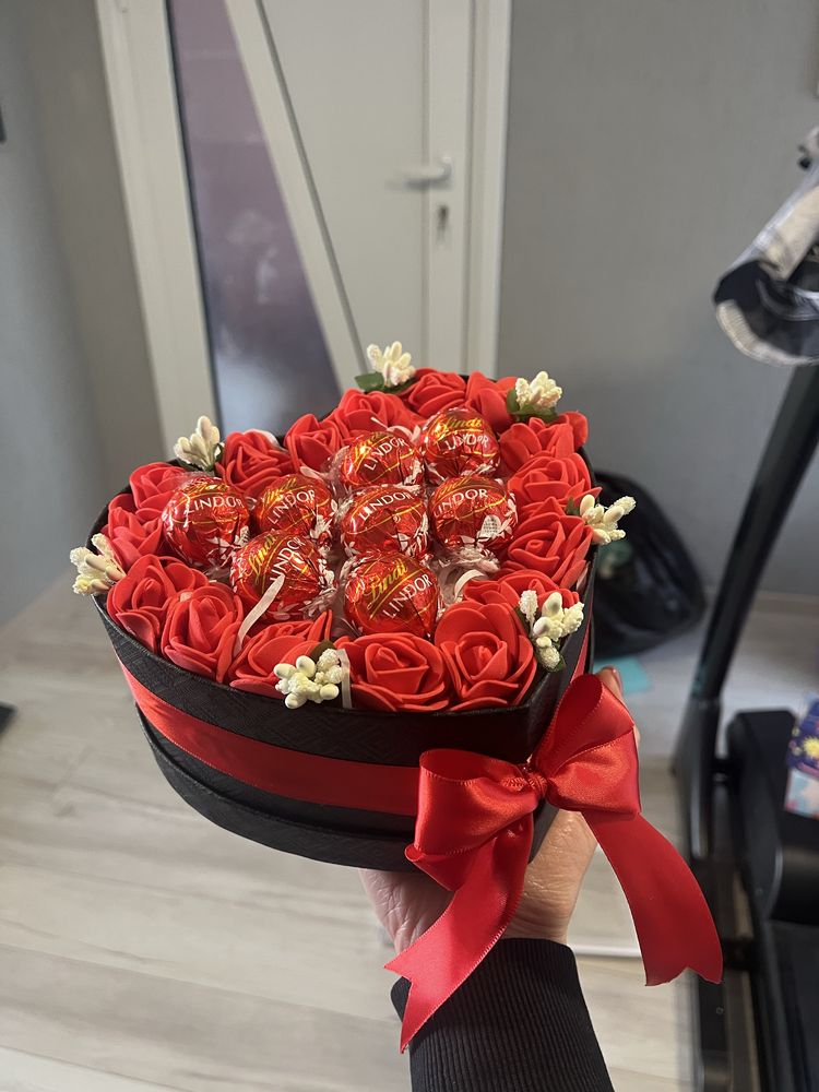 Кутия с рози и бонбони линд