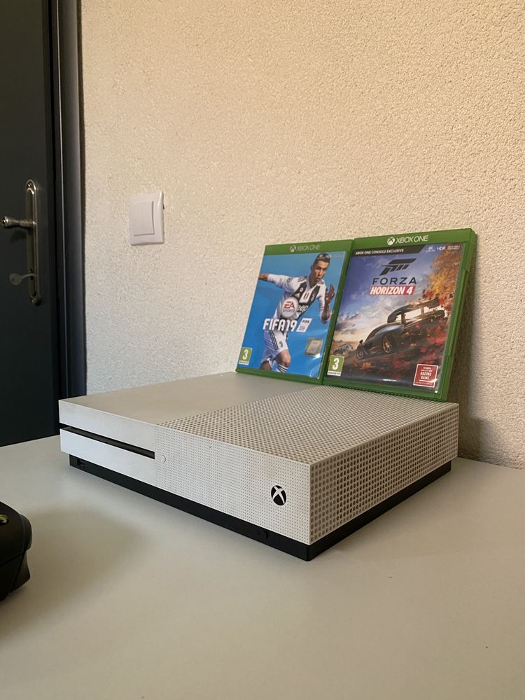 Xbox One S 1TB | Controller Carbon Black | FIFA 19 | Forza Horizon 4