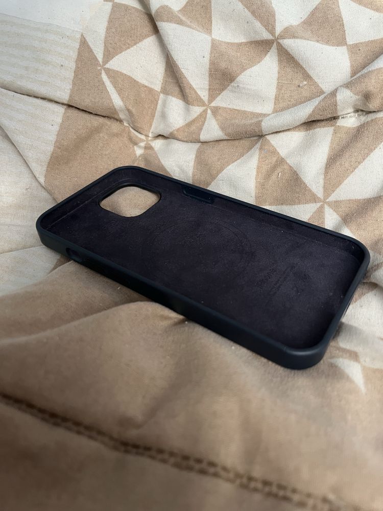 Продавам оригинален кейс за iPhone 13