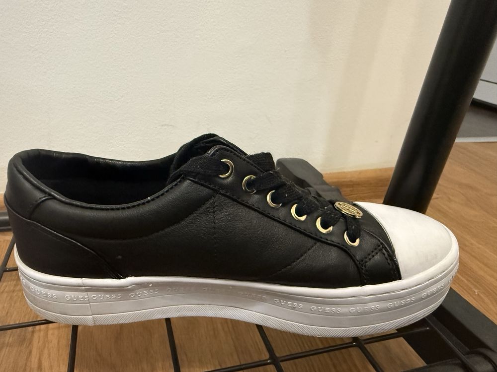 Кецове на Guess в бяло и черно