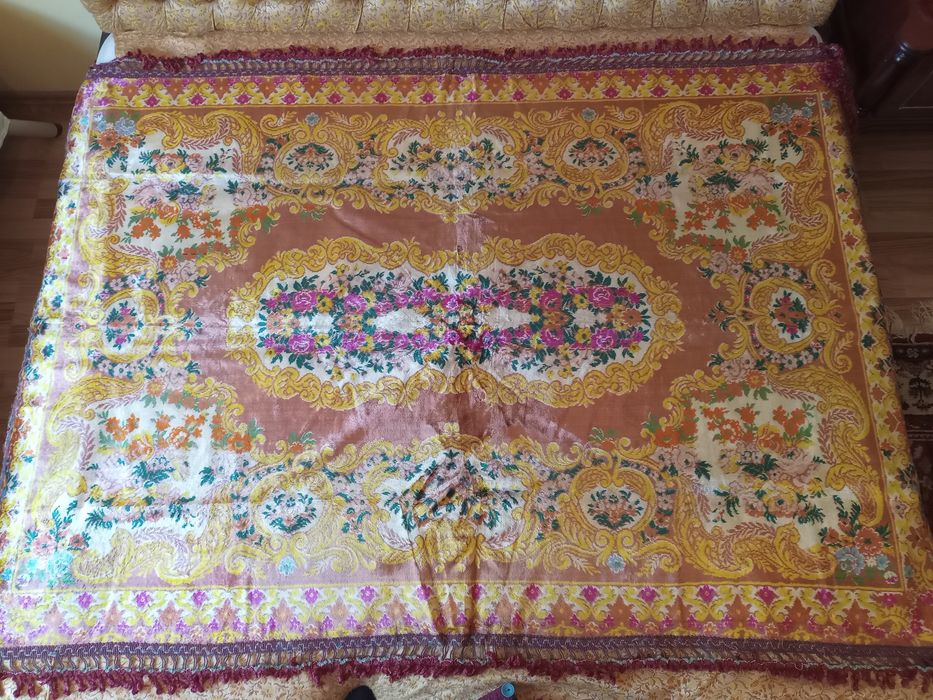 Carpete, cuvertura și fata de masa  persane