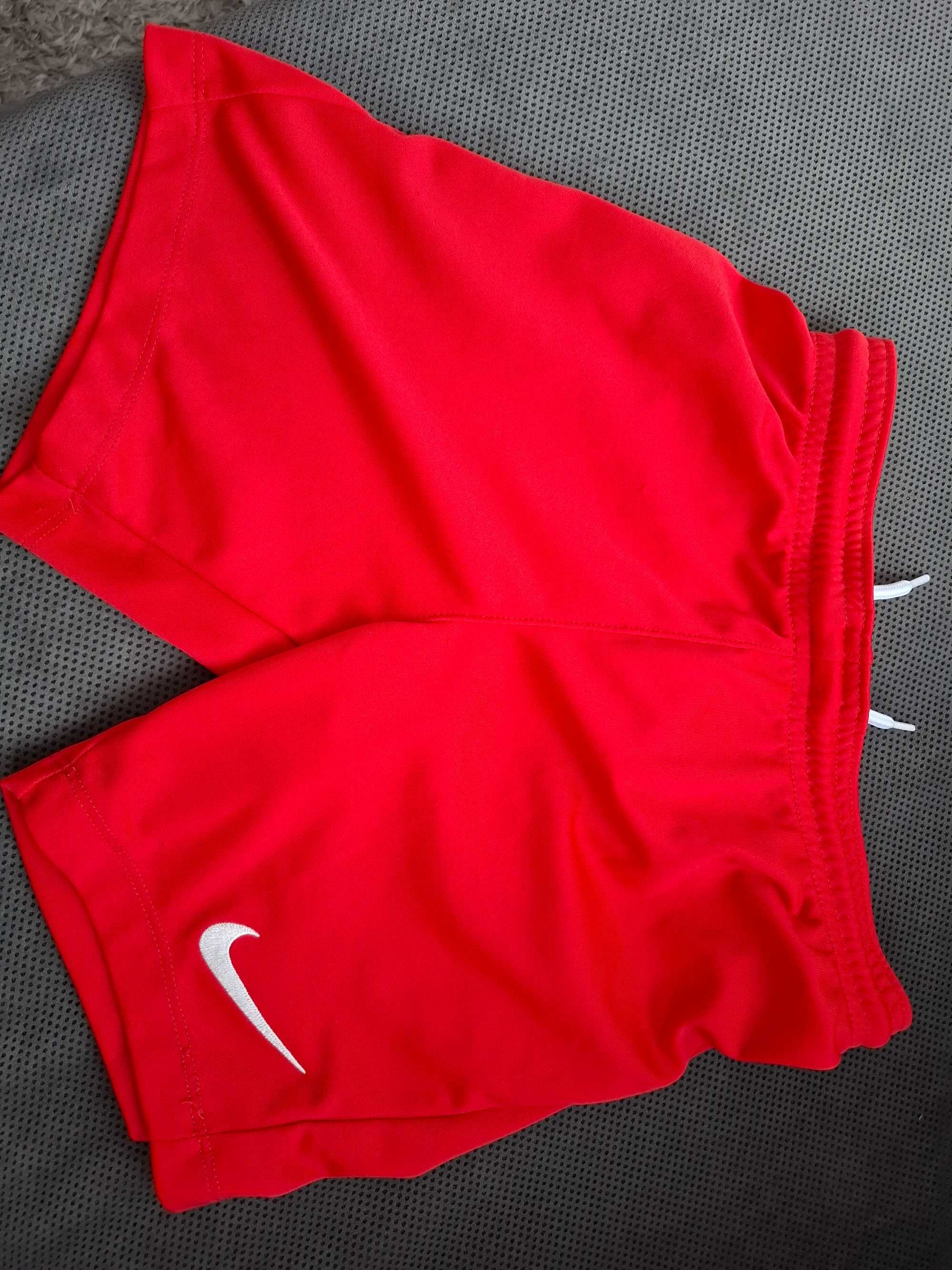 Детски тениски и панталони Nike