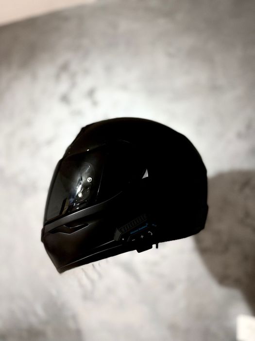 Echipament moto casca, armura si geaca de piele.