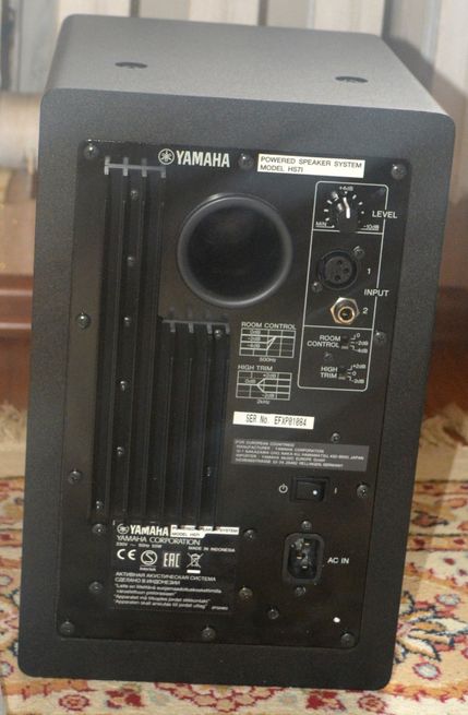 Продам Акустическую систему монитор YAMAHA HS7 черный студийная колонк