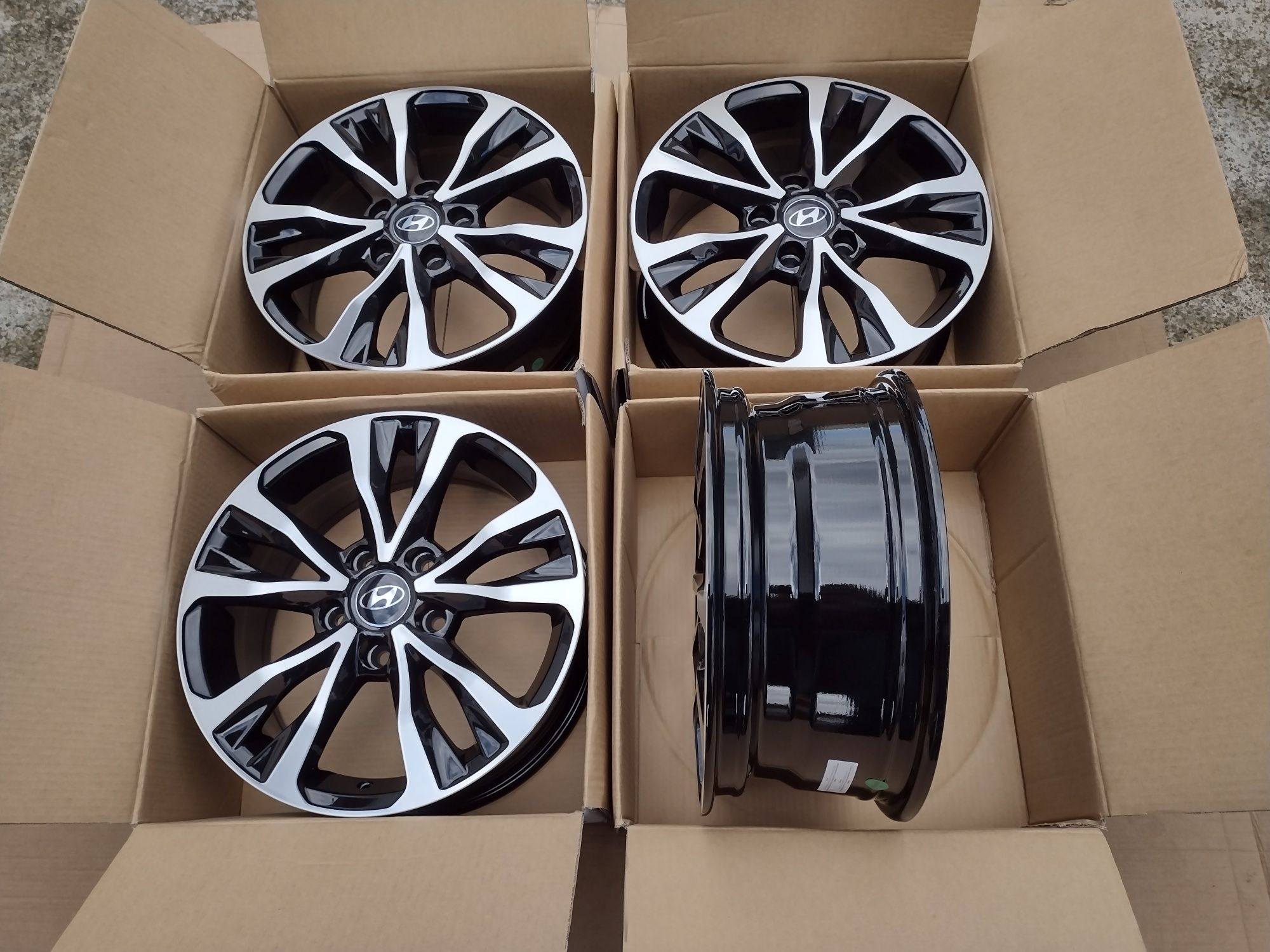 Jante Bicolore Hyundai pe R16 cu 5 x 114.3 R16