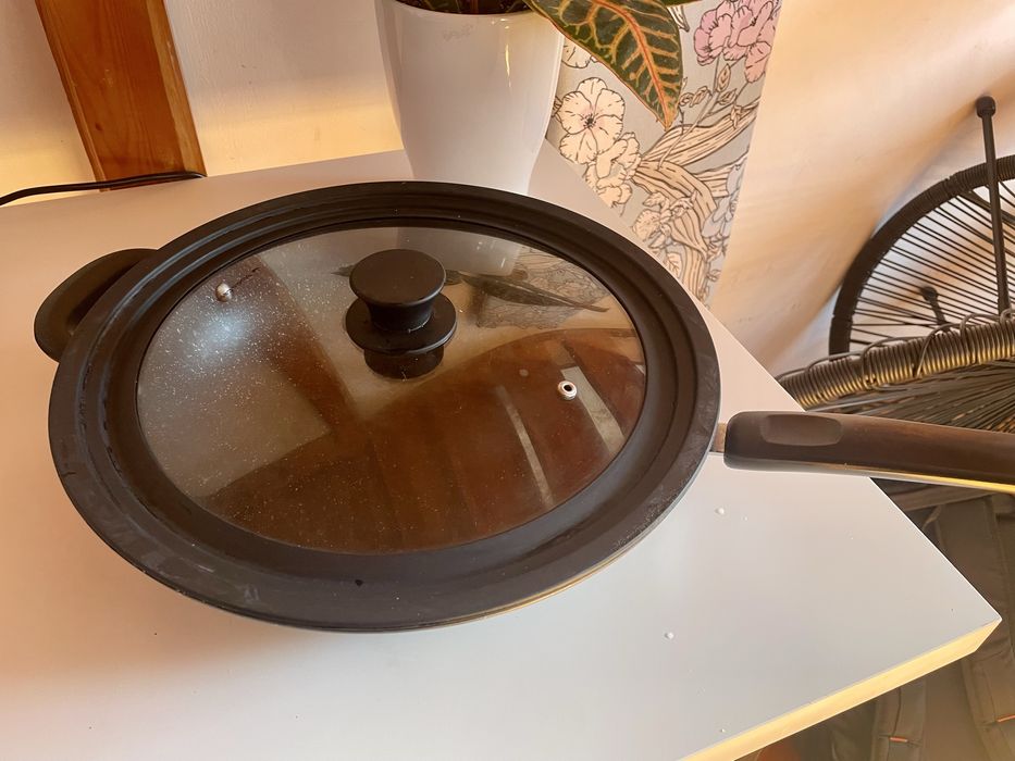 Тиган с незалепващо покритие със стъклен капак (28см)