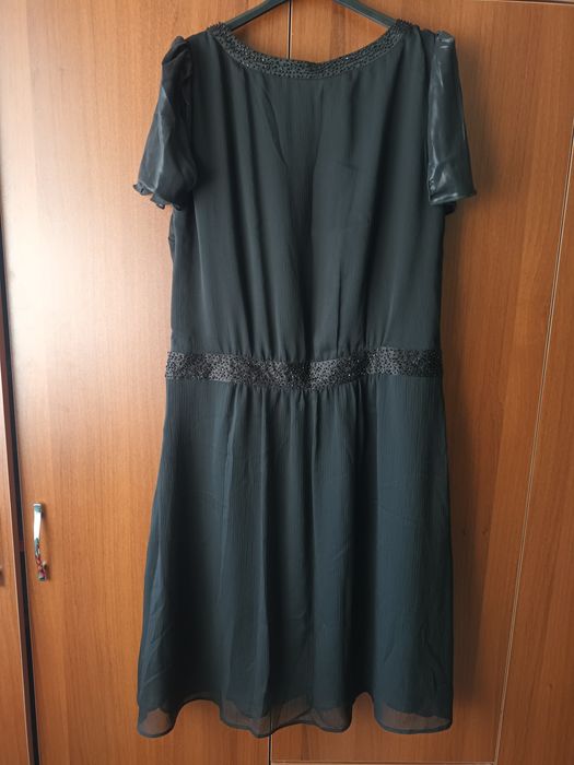 Интересна рокля със сатенени ръкави