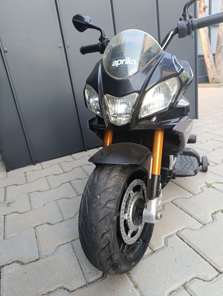 Акумулаторен мотор APRILIA TUONO V4 1100 RR с кожена седалка 12V